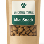 Bio-Katzenleckerlis „MiauSnack“ in einer Snackverpackung.